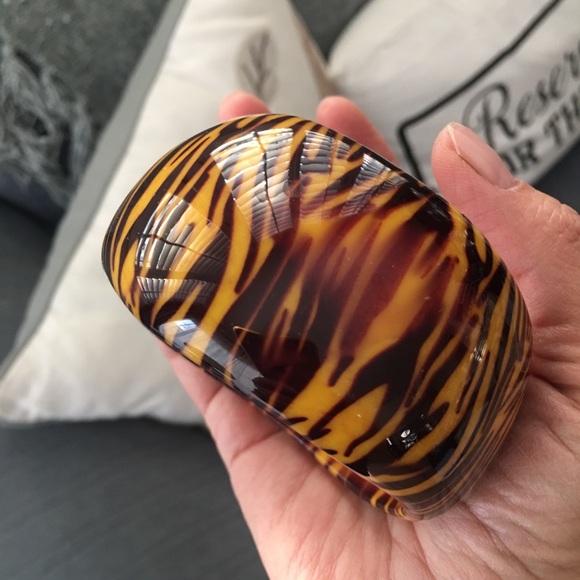 Lucite zebra pattern wide bangle bracelet - Picture 5 of 9